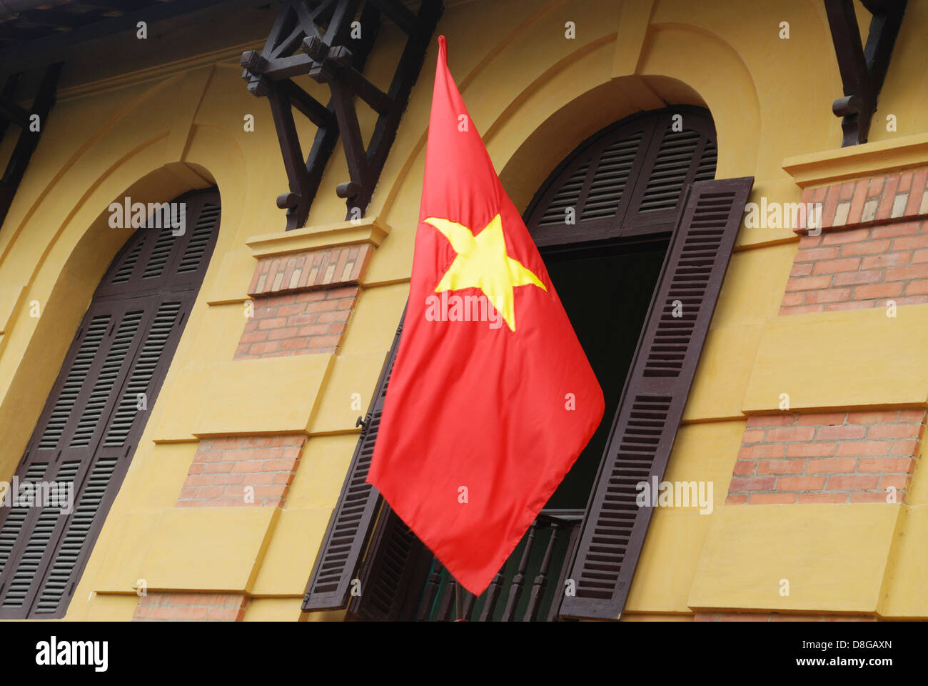 Die vietnamesische Flagge auf den Präsidentenpalast, Hanoi, Vietnam. Stockfoto