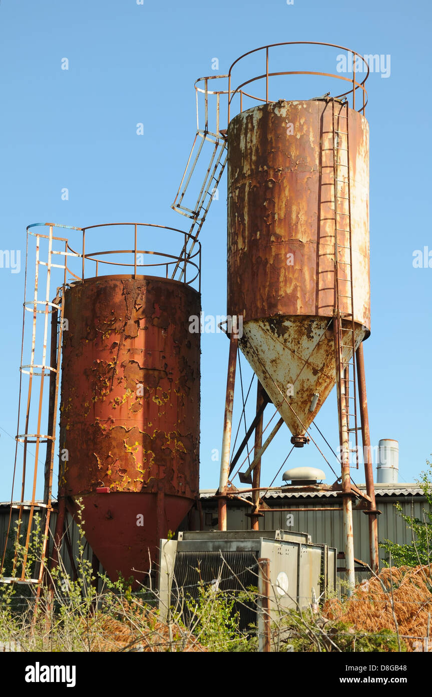 Industrielle Verfall versinnbildlicht durch rosten Metallsilos. Stockfoto