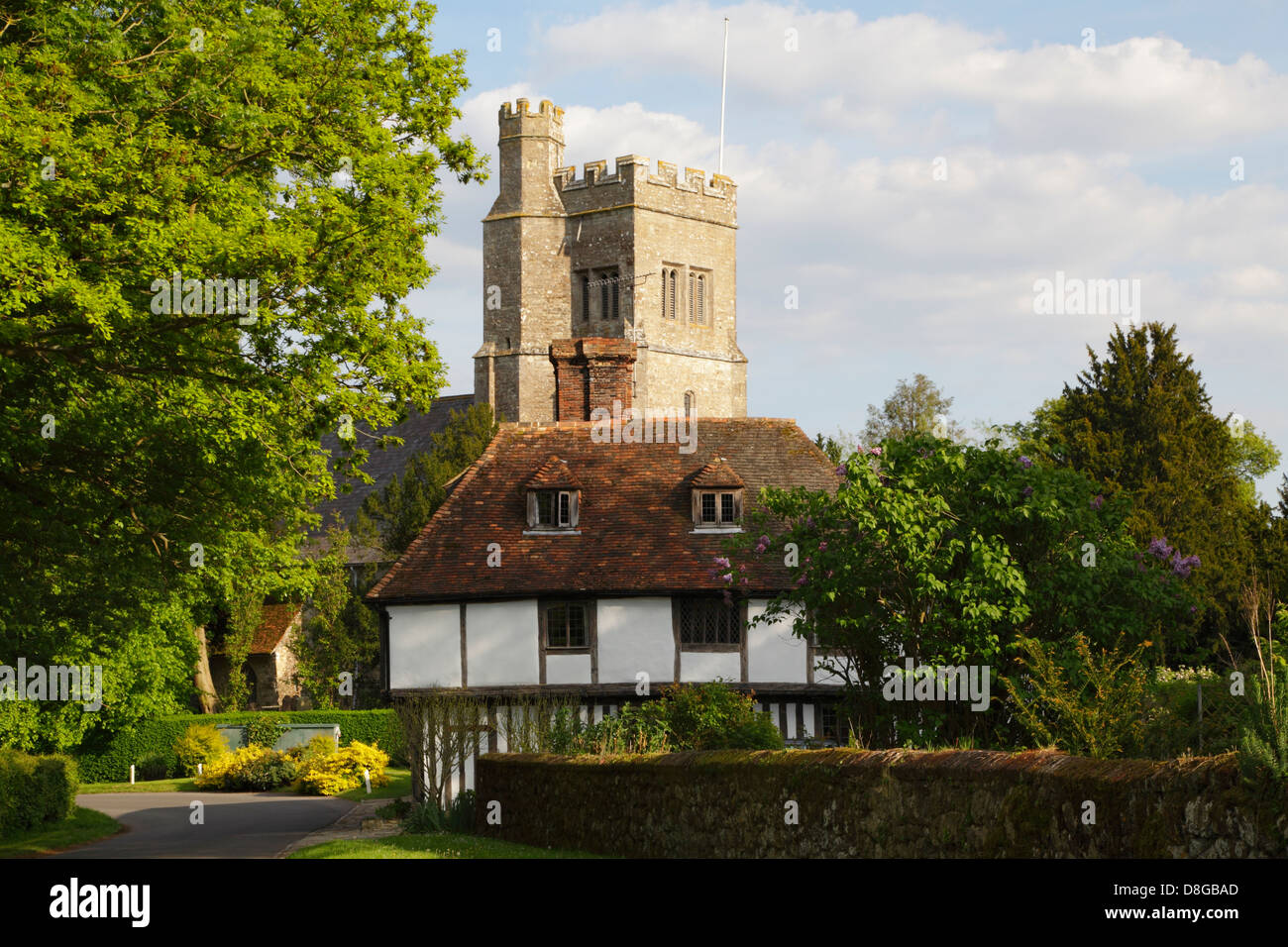 St Michaels Kirche und Fachwerk Ferienhaus im malerischen Dorf Smarden, Kent, England, UK GB Stockfoto