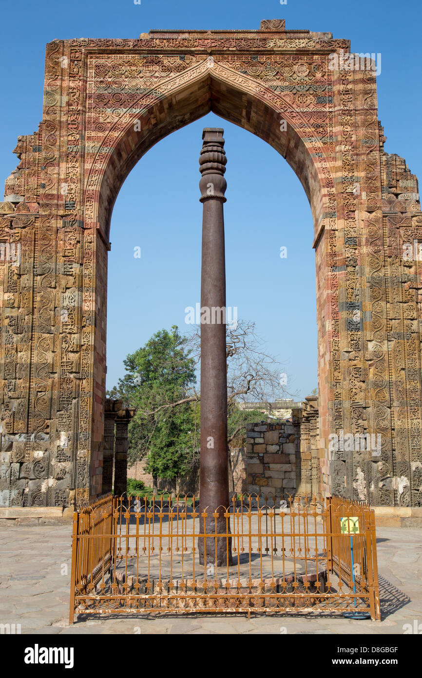 Eiserne Säule bei der Qutub Minar-Komplex, Delhi, Indien Stockfoto