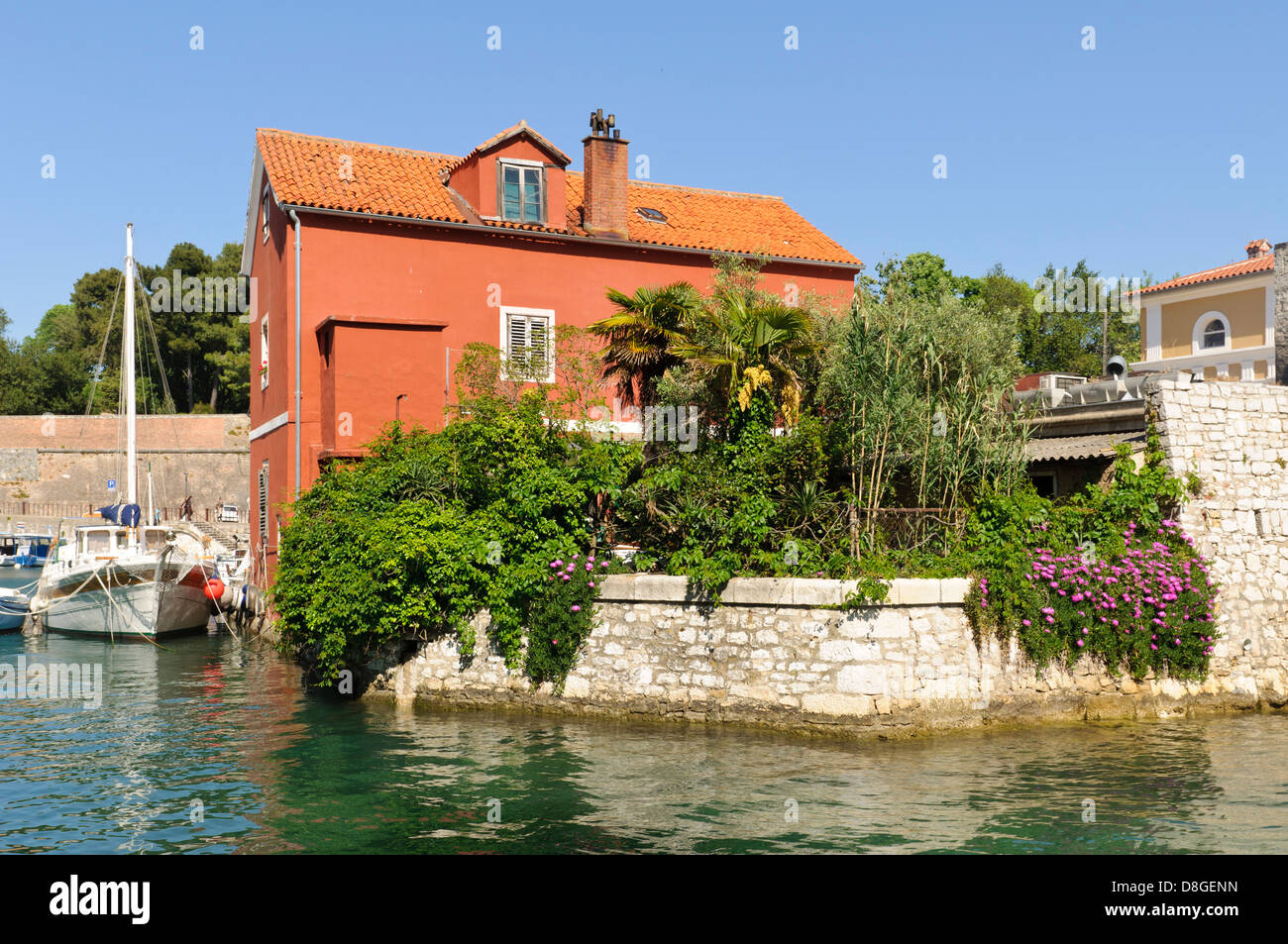 Haus und Segelboot im Hafen von Split, Dalmatien, Kroatien Stockfoto