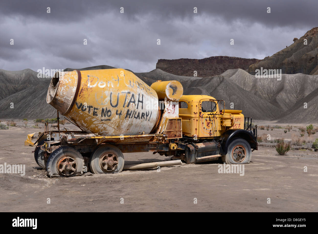 Alten Zement-LKW mit Grafitti, Caineville, Utah. Stockfoto