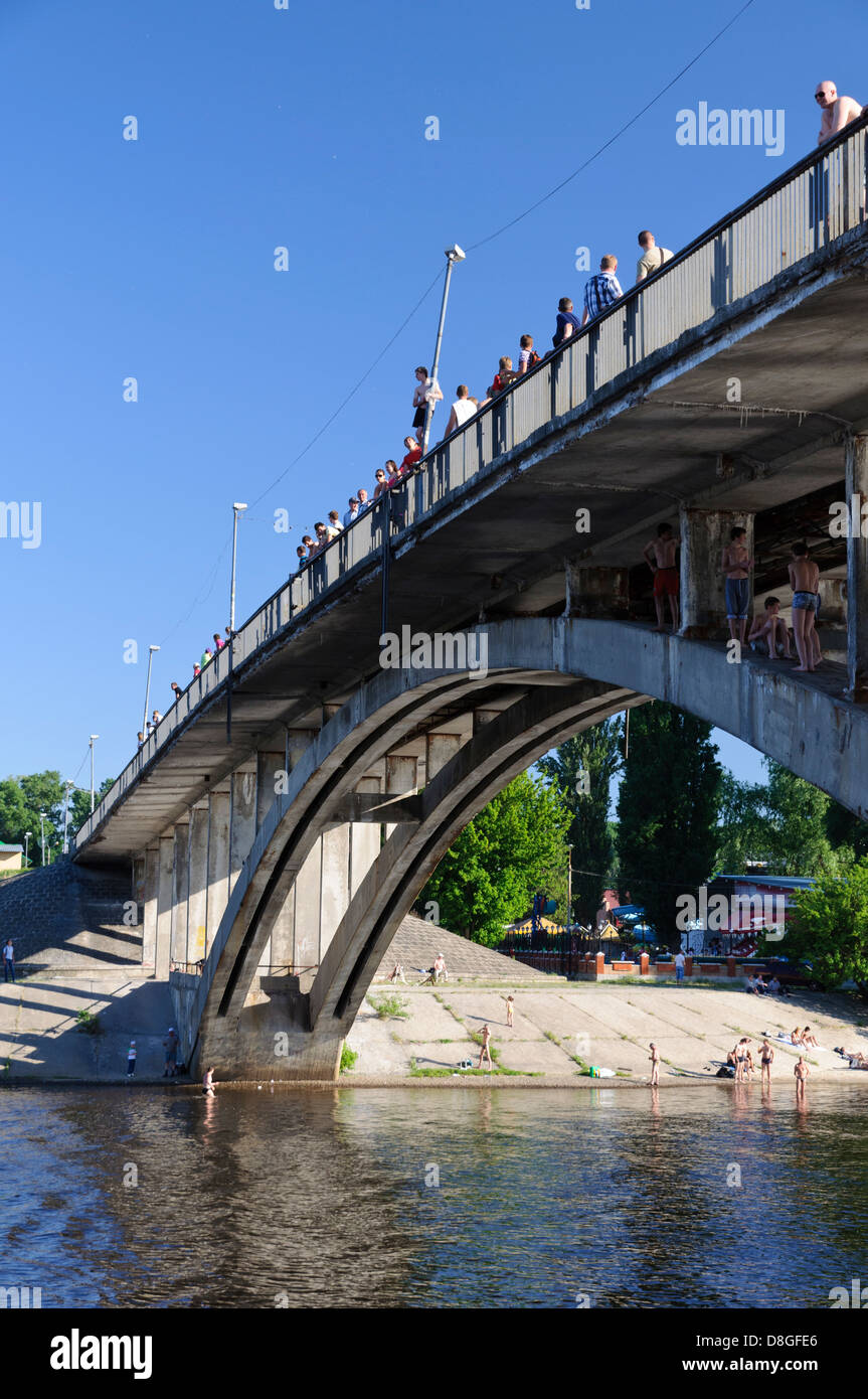 Brücke über "Dnipro" Fluss, Hydropark, Kiew, Ukraine Stockfoto