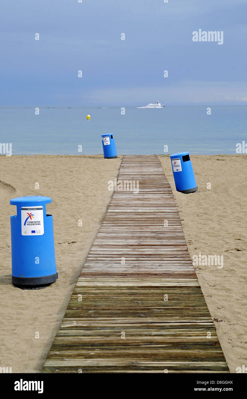 Blaue Mülltonnen Stockfoto