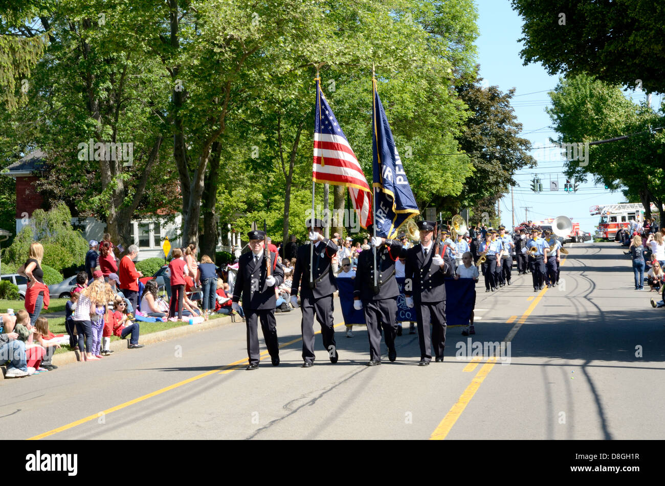 Guard trägt Farben für lokale Abteilung im Kleinstadt-Memorial-Day-Parade zu Ehren. Stockfoto
