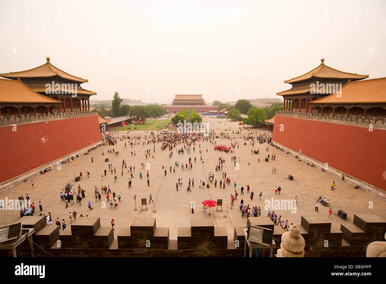 Touristen scharen sich um die Verbotene Stadt und den Platz des himmlischen Friedens in Peking, China. Stockfoto