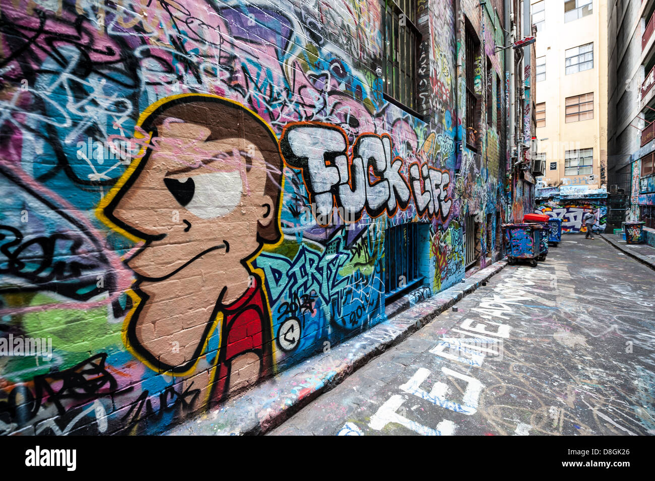 Melbournes Hosier Lane ist ein berühmter Wahrzeichen wo legale Straßenkunst die Wände schmückt. Hüten Sie sich vor obszönen Wort an Wand Stockfoto