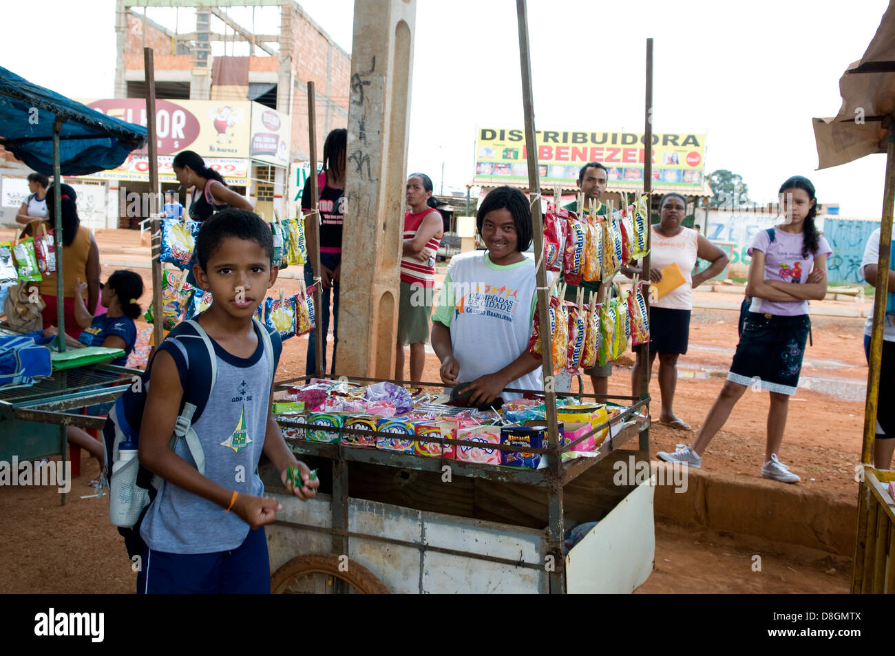 Brasilianische Schulkinder auf dem Heimweg von der Schule. Stockfoto