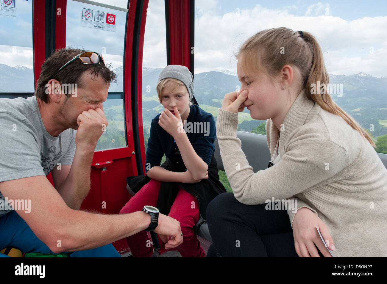 Luft Druck Release Technik demonstriert durch Joe Astner, Luis Truppel und Lara Maunder in einem Berg Aufzug, Hopfgarten, Tirol Stockfoto