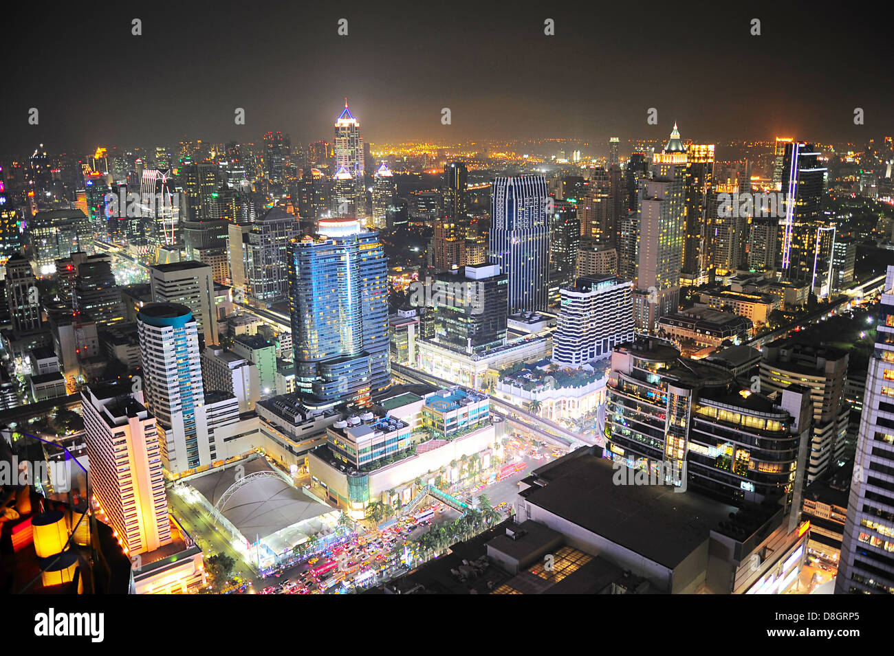 Vogelperspektive von Bangkok bei Nacht Stockfoto