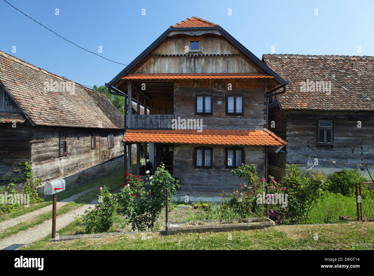 Fernsehreihe, Lonjsko Polje Natur Reservat; Traditionelles Holzhaus, Naturpark Lonjsko Polje Stockfoto