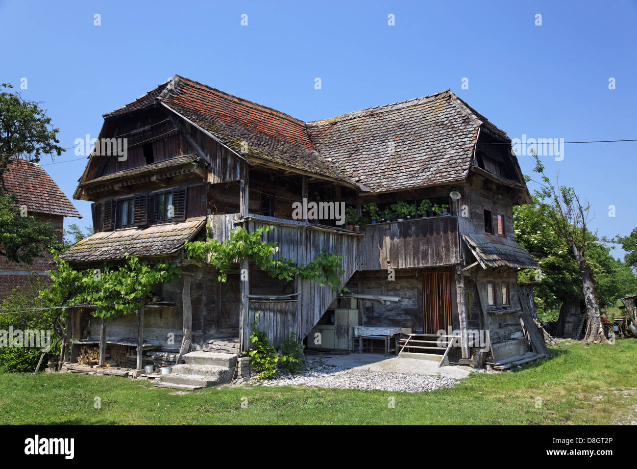 Fernsehreihe, Lonjsko Polje Natur Reservat; Traditionelles Holzhaus, Naturpark Lonjsko Polje Stockfoto