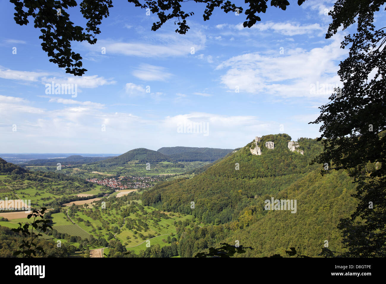 Deutschland, Baden-Württemberg, Schwäbische Alb Plateau; Blick auf die Hindenburg Hütte mit Blick auf & Reußenstein Neidlingen Burg Ruinen, Stockfoto