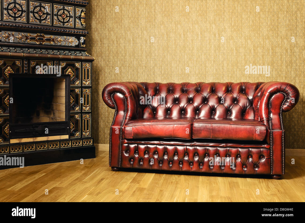 Sofa am Kamin Stockfoto