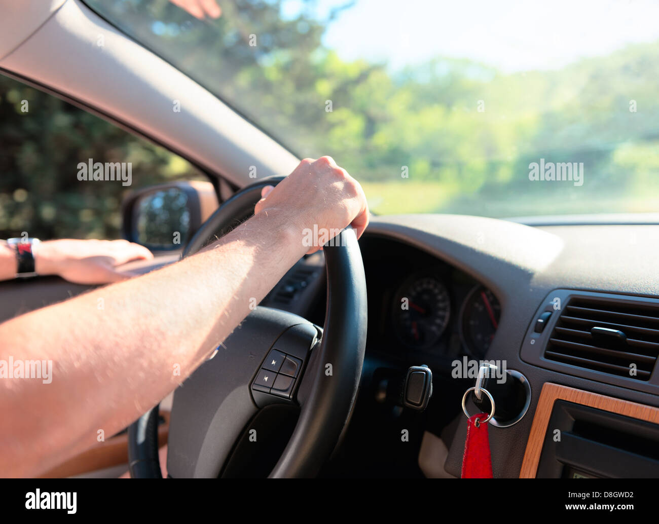 Mann, ein Auto zu fahren. Innen-Shooting Stockfoto