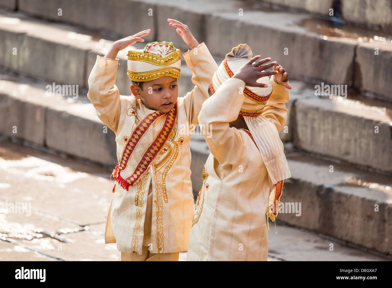 Jungs aus einer traditionellen Hindu-Hochzeitszeremonie am Ganges in Varanasi, Indien Stockfoto