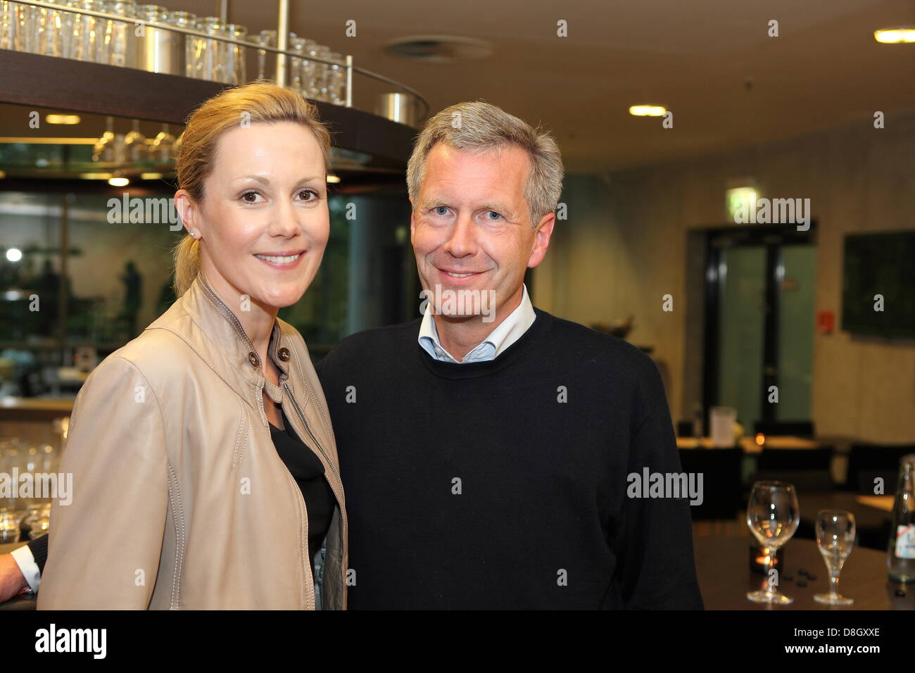 Der ehemalige deutsche Bundespräsident Christian Wulff und Bettina Wulff posieren für die Kamera auf ein Konzert von Bruce Springsteen in Hannover, 28. Mai 2013. Foto: Uwe Dillenberg Stockfoto