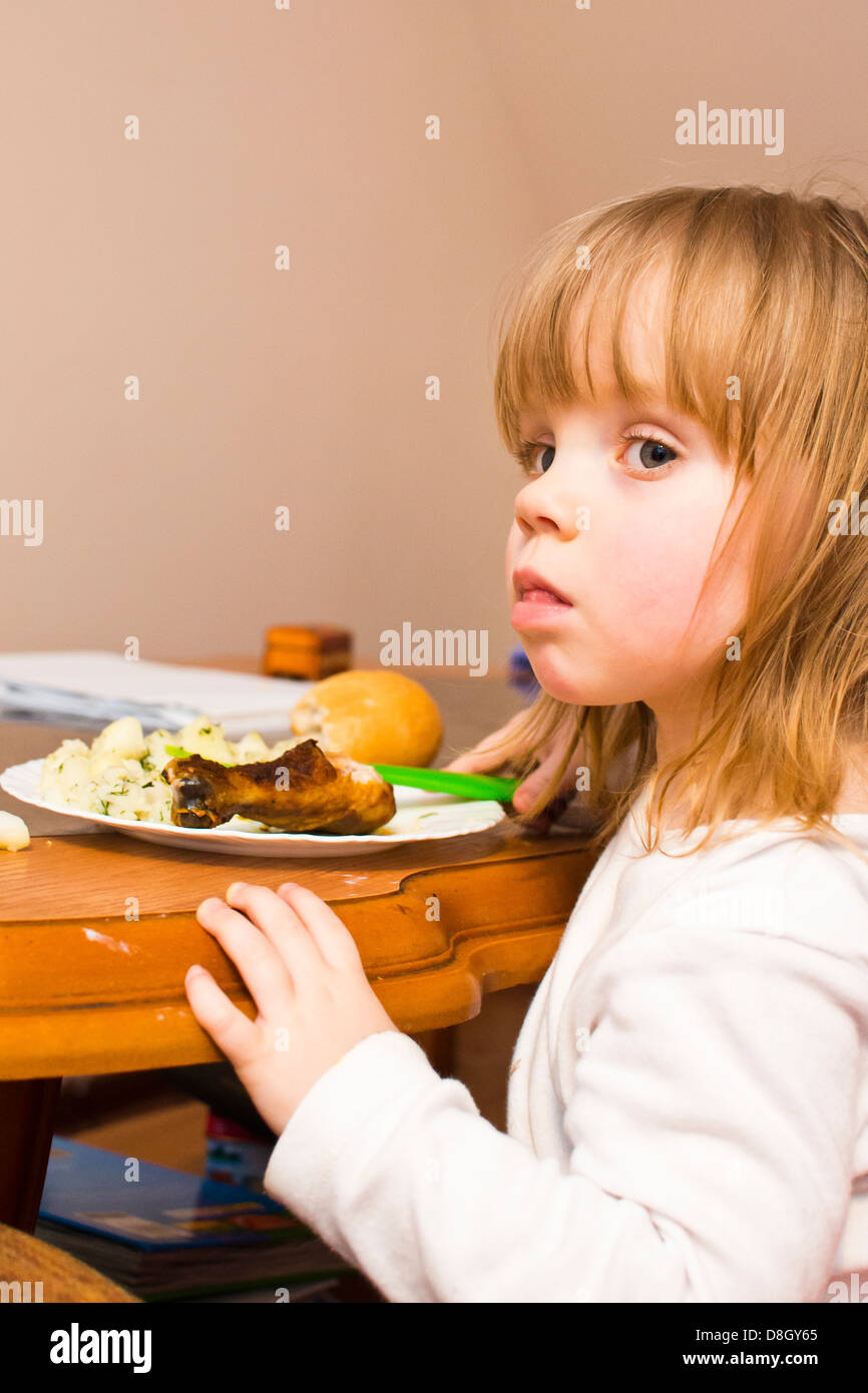 zwei Jahre altes Mädchen essen Stockfoto