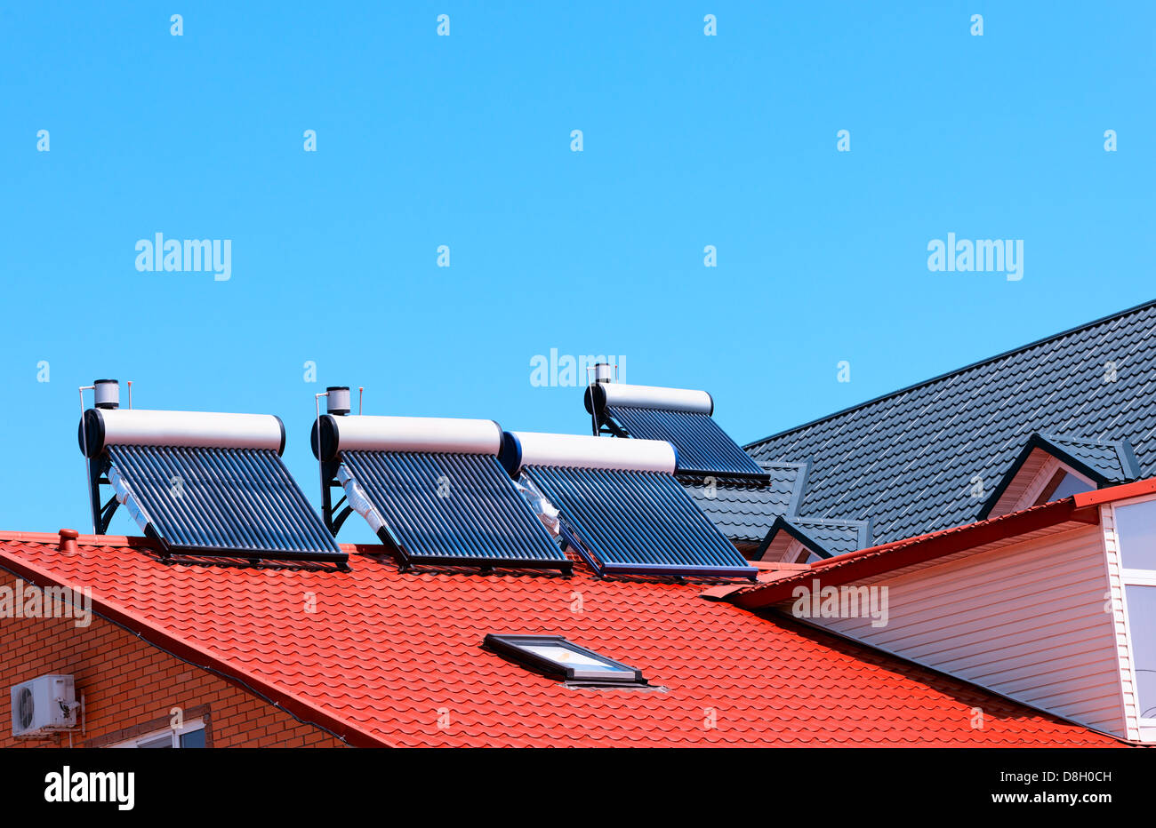 Zeitgenössische Warmwasser-Panels auf einem Haus Stockfoto