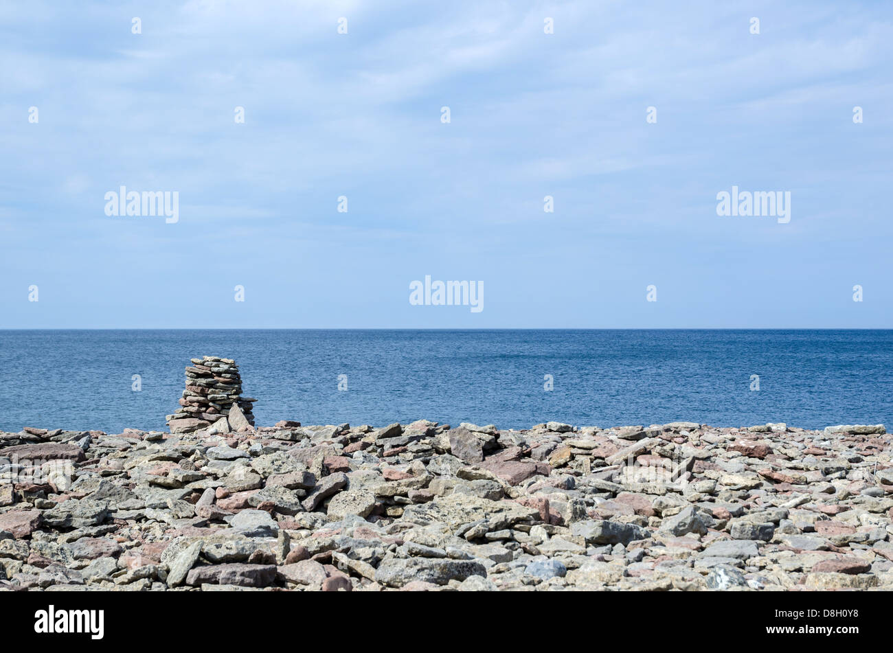 Kalkstein-Haufen an der Küste der Insel Öland in der Ostsee. Stockfoto