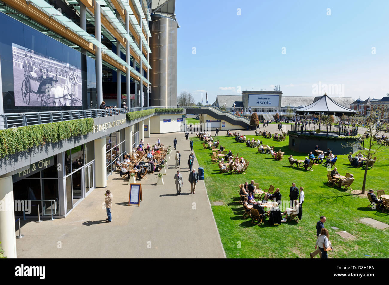 Ascot stehen mit Kiosk in der Mitte des grünen und Sitzgelegenheiten Bereiche, Berkshire, England, Vereinigtes Königreich. Stockfoto