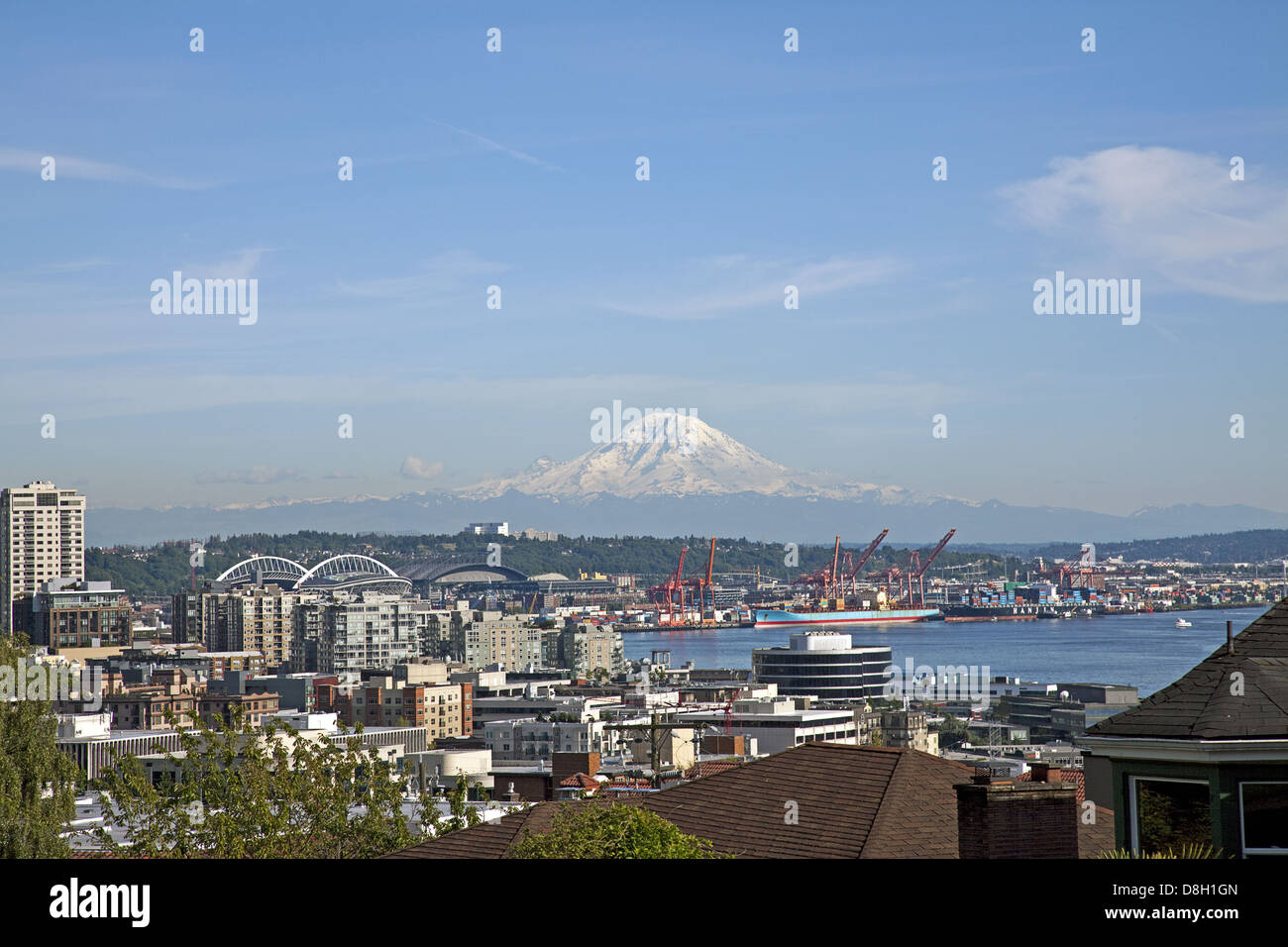 Seattle Waterfront mit Mount Rainier Stockfoto