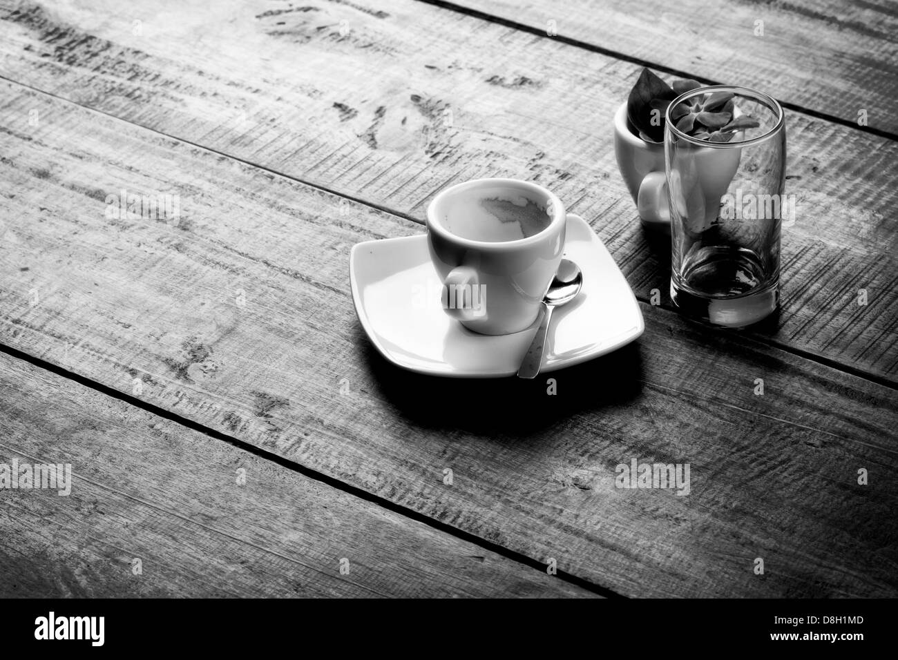 Espresso leere Tasse auf Holz Tisch Monochrome Bilder Stockfoto