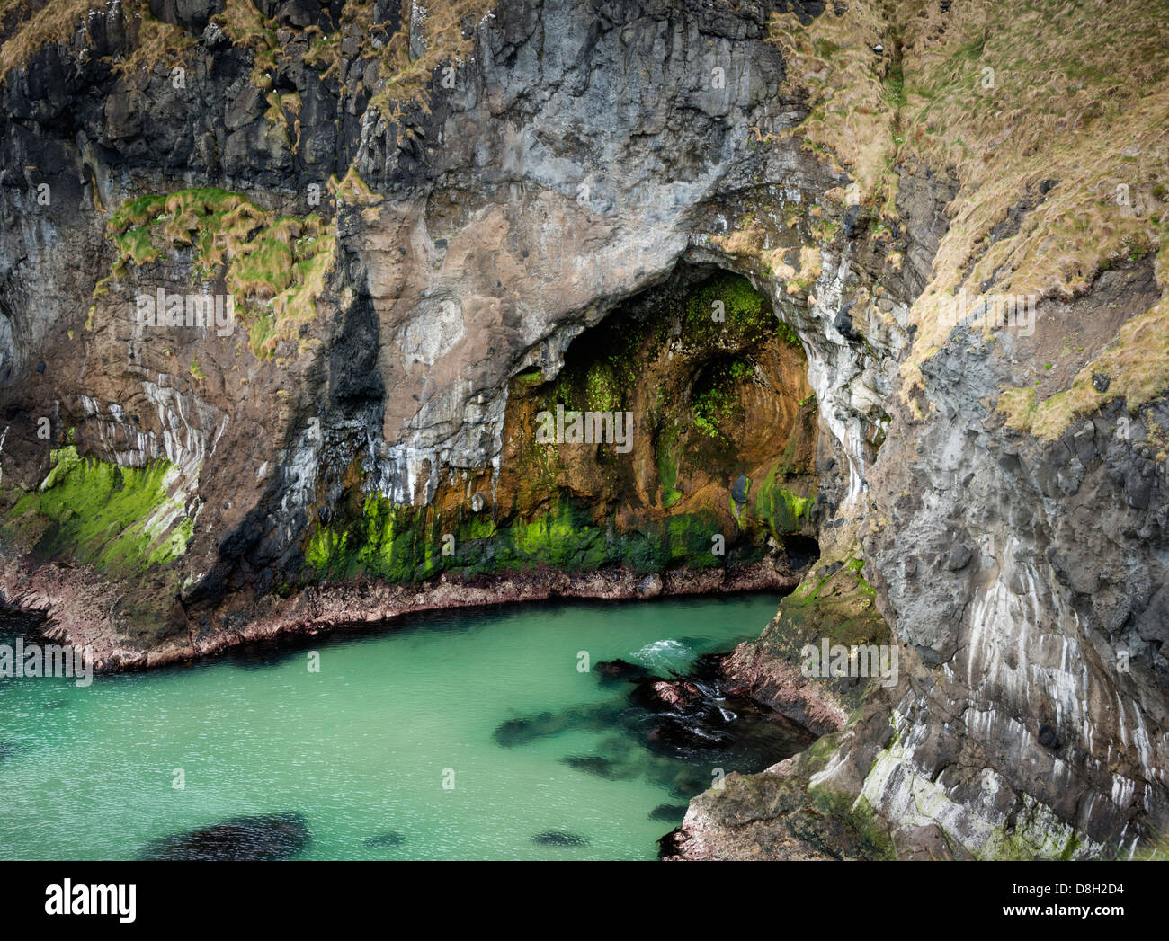 Meereshöhle an der irischen Küste bei Carrick-a-Rede Stockfoto