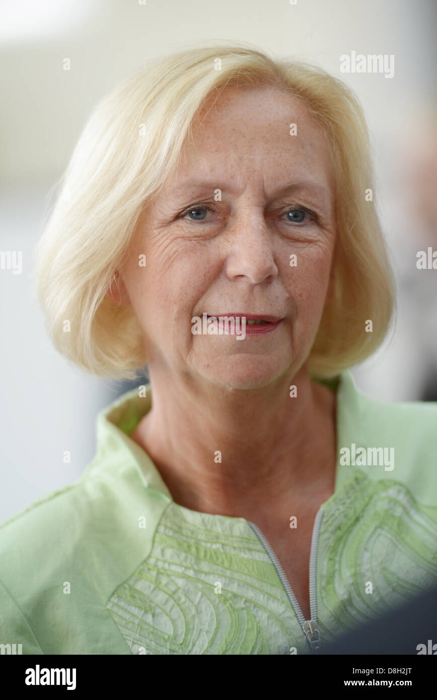 Bildungsminister Johanna Wanka besucht die Jahrestagung des Ministeriums für Bildung zum Thema "gut vernetzte und beste Chancen - das Deutschland-Stipendium" in Berlin, Deutschland, 29. Mai 2013. Foto: RAINER JENSEN Stockfoto