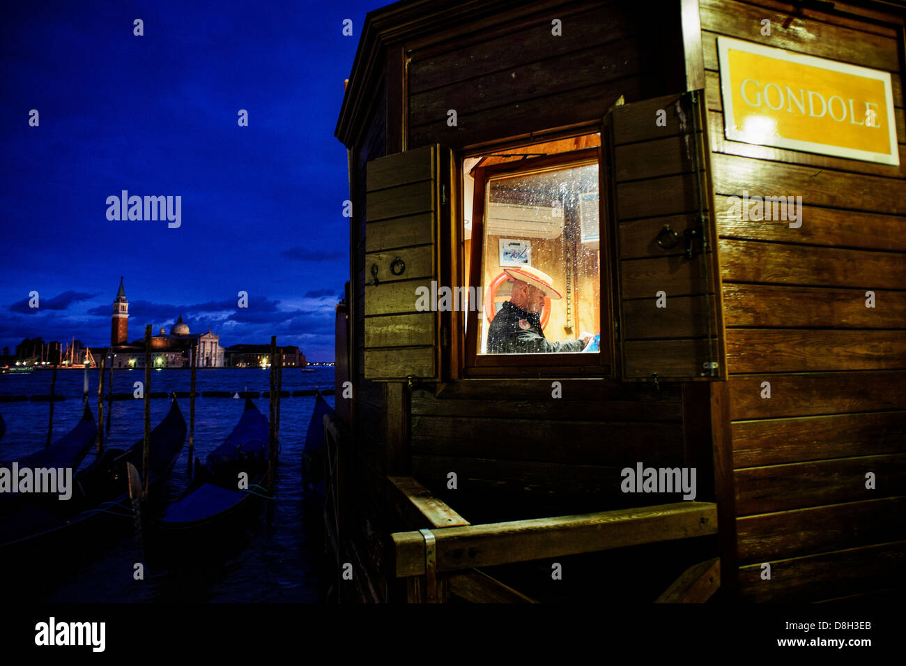 Gondelstation am Markusplatz in der Dämmerung, Venedig, Italien. Stockfoto