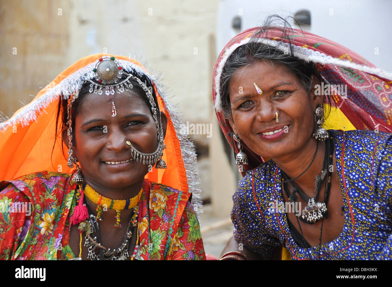 Rajasthani Frauen in traditionellen Sari Kleid und Schmuck Jodhpur, Rajasthan, Indien Stockfoto