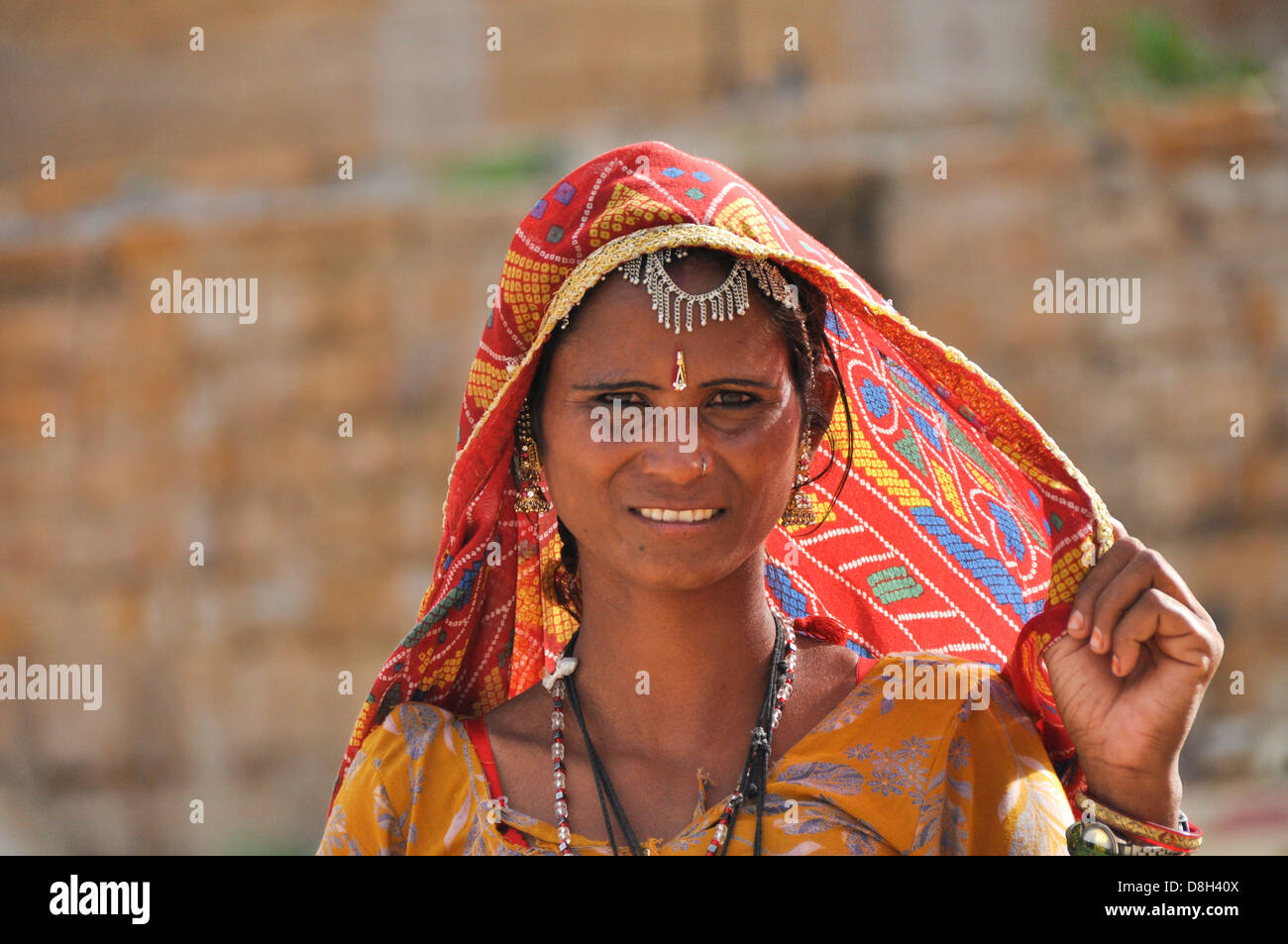 Rajasthani-Frau in traditioneller Sari Kleid und Schmuck Jodhpur, Rajasthan, Indien Stockfoto