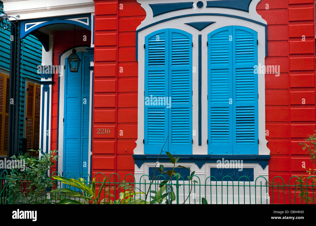 Bunte Bett & Frühstück zu Hause in der Innenstadt von New Orleans Louisiana mit Fensterläden Stockfoto