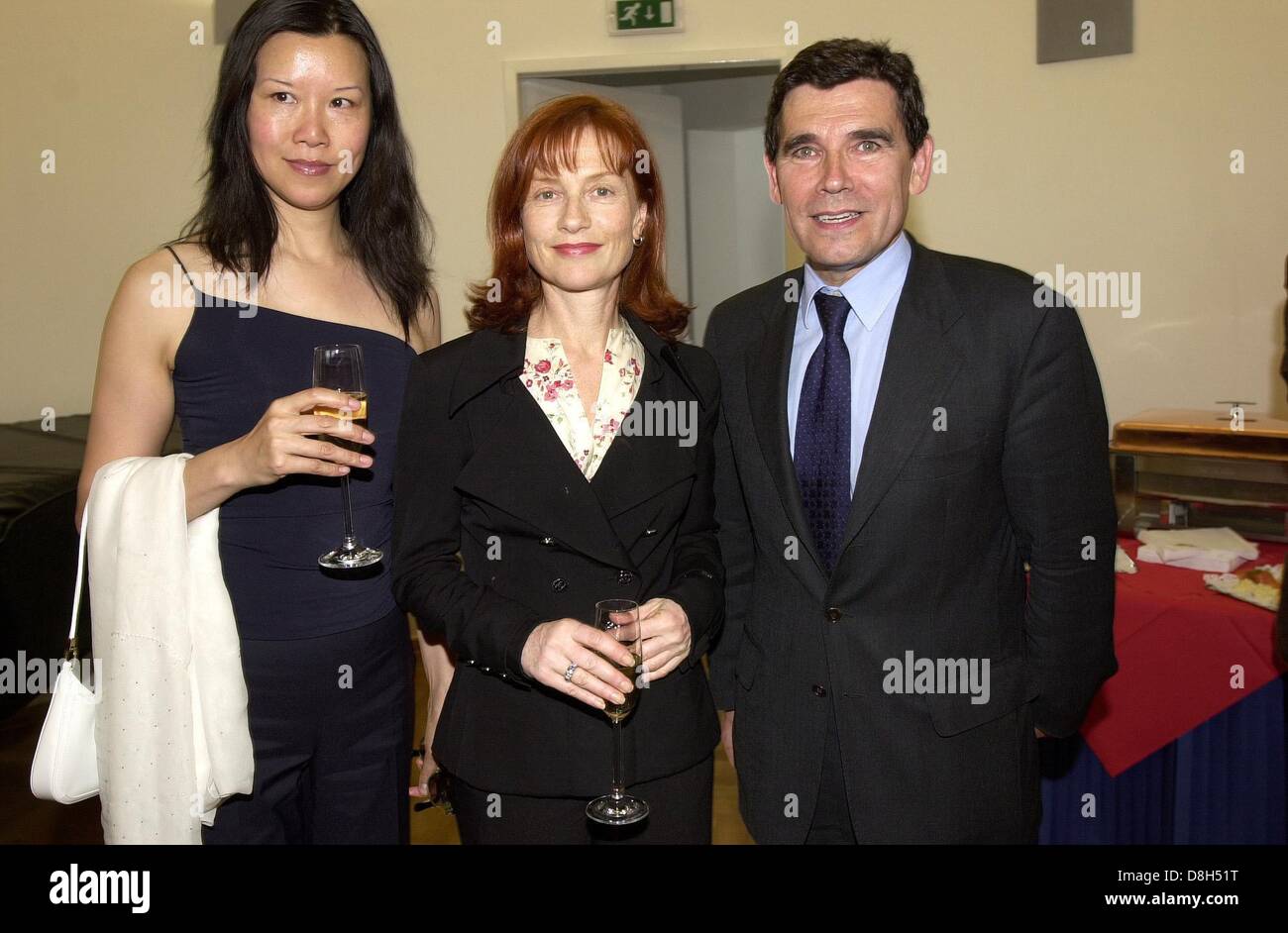 Isabelle Huppert (M) eröffnet die französische Filmwoche in Berlin. Um ihr Recht französische Botschafter Claude Martin, auf der linken Seite seiner Frau Judith Martin. Stockfoto