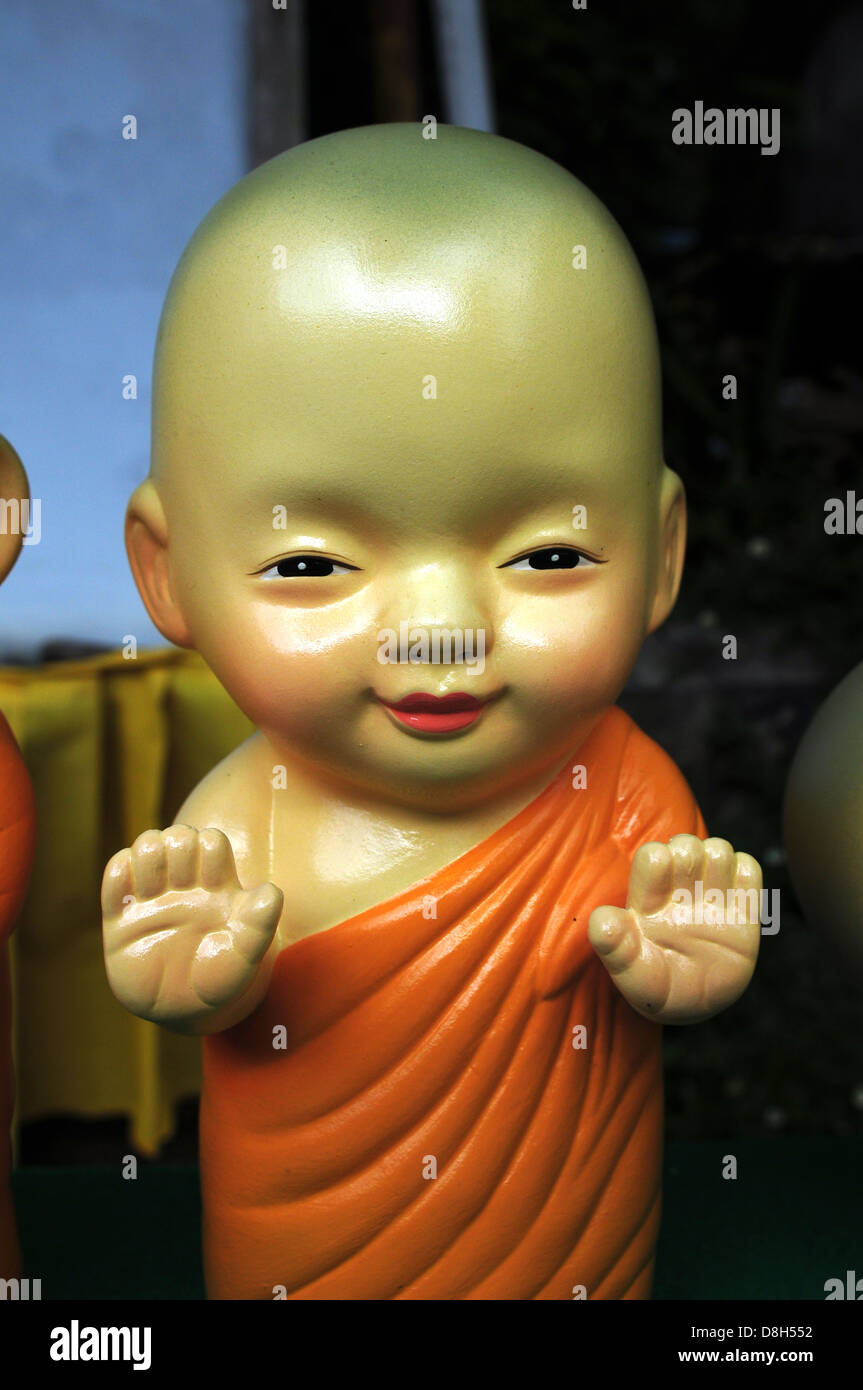 schöne Mönch kleine Puppe Spielzeug lustig interessante Lächeln freche kleine Modell Thai Tempel Religion religiöse Spaß Reisen Souvenir Stockfoto