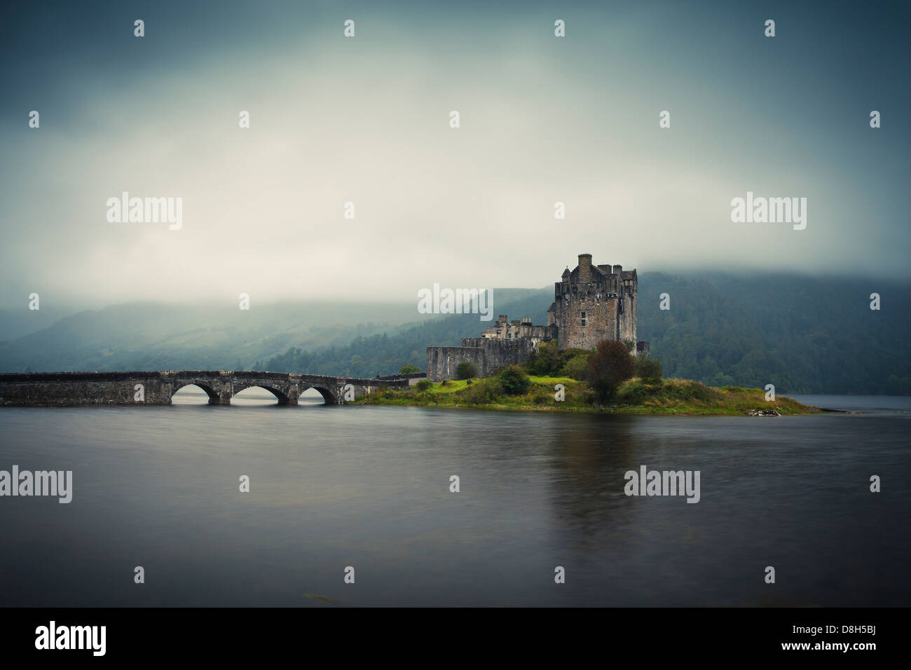 Eilean Donan Castle in den Abend, Highlands, Schottland, Vereinigtes Königreich Stockfoto
