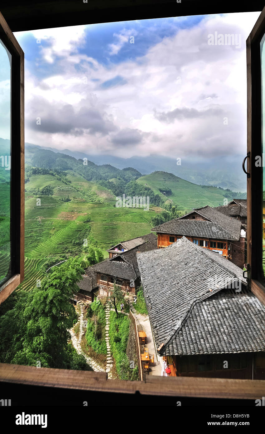 Blick aus einem Bergdorf in den Drachen Rückgrat Reisterrassen, Provinz Guangxi, China Stockfoto