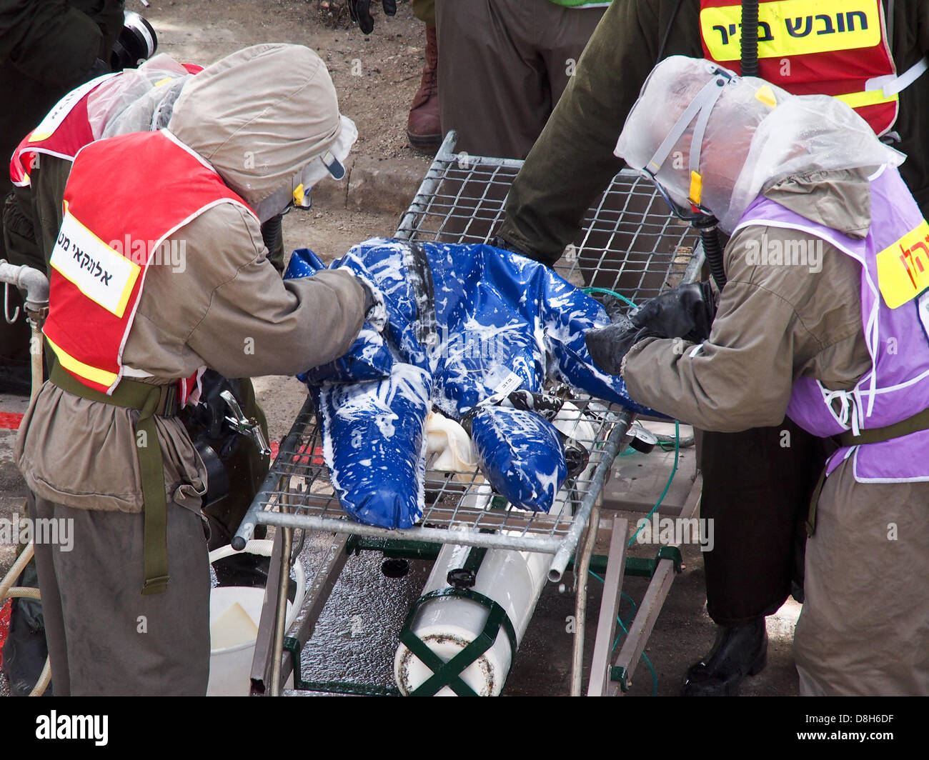 Jerusalem, Israel. 29. Mai 2013. IDF-Soldaten in Schutzanzüge und Masken dekontaminieren eingehende verletzt, mit Chemikalien, Peelings und Spülungen am Mt. Scopus Hadassah Krankenhaus im Rahmen des Befehls Heimatfront "Turning Point 7" Übung.   Israels Heimatfront Kommando "Turning Point 7" Übung bohrt die Behandlung von Verletzungen der chemischen Kriegsführung. Auswirkungen der Raketen mit unkonventionellen Sprengköpfen gilt eine tragfähige Bedrohung, hervorgehoben durch Instabilität der syrischen und iranischen Drohungen. Bildnachweis: Nir Alon / Alamy Live News Stockfoto