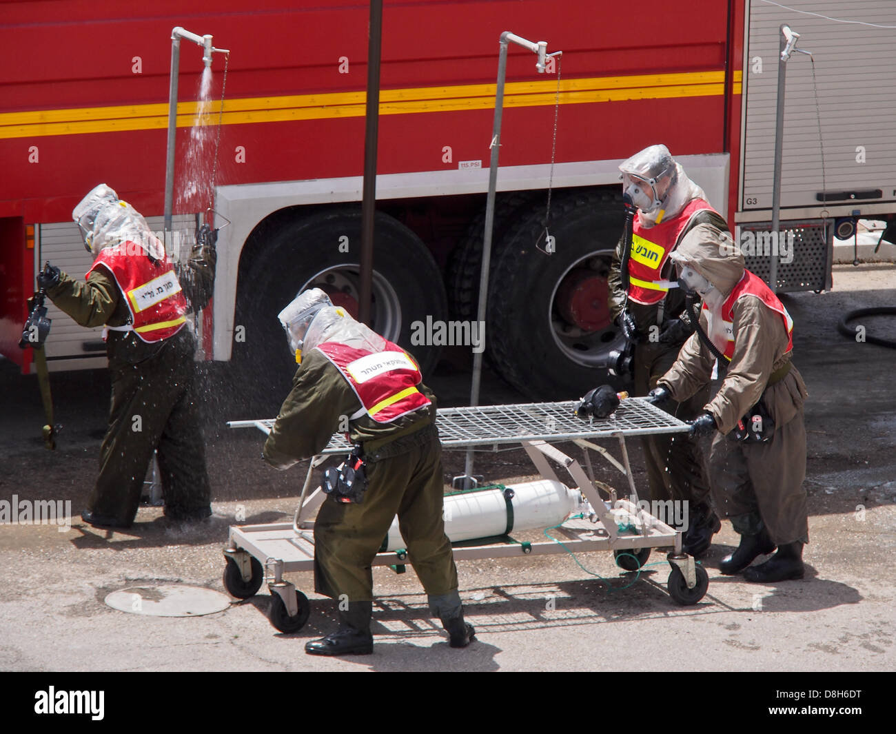 Jerusalem, Israel. 29. Mai 2013. IDF und Mt. Scopus Hadassah Krankenhaus Personal dekontaminieren selbst, wie sie die Aufnahme und Behandlung von durch chemische Raketenangriffe im Rahmen des Befehls Heimatfront "Turning Point 7" Übung verletzt bohren.   Israels Heimatfront Kommando "Turning Point 7" Übung bohrt die Behandlung von Verletzungen der chemischen Kriegsführung. Auswirkungen der Raketen mit unkonventionellen Sprengköpfen gilt eine tragfähige Bedrohung, hervorgehoben durch Instabilität der syrischen und iranischen Drohungen. Bildnachweis: Nir Alon / Alamy Live News Stockfoto