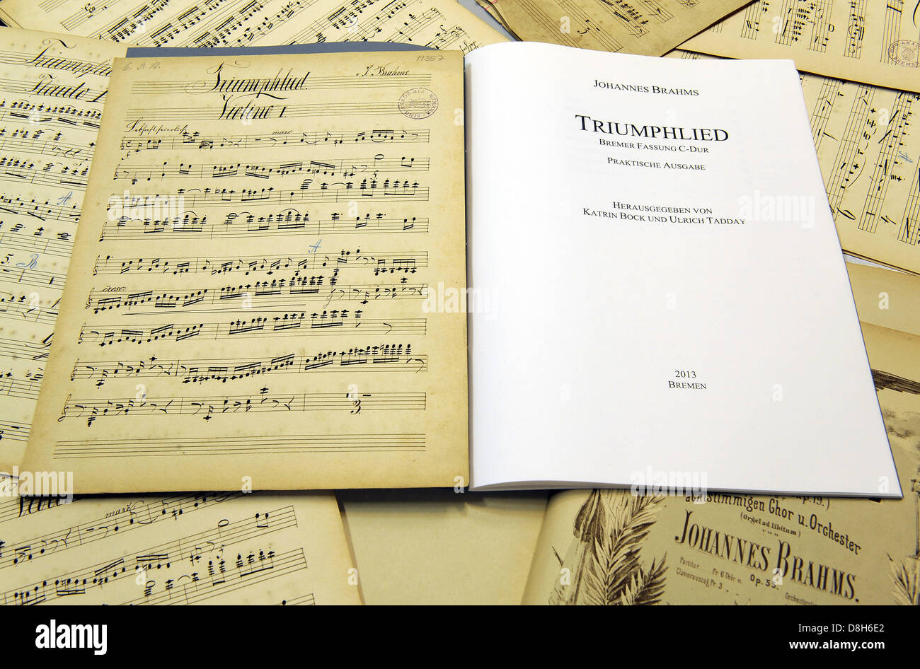 Ansicht der Charts von der Premiere der triumphalen Lied OP. 55 von Johannes Brahms, wo verloren im Archiv des Instituts für Musikwissenschaft an der Universität Bremen in Bremen, Deutschland, 29. Mai 2013 angenommen. Zwei Musikwissenschaftler konnten die Partitur der ersten Aufführung des Jahres 1871 vollständig rekonstruieren. Dies wurde durch die Entdeckung der frühen Bremen Version dieser Arbeit ermöglicht. Foto: INGO WAGNER Stockfoto