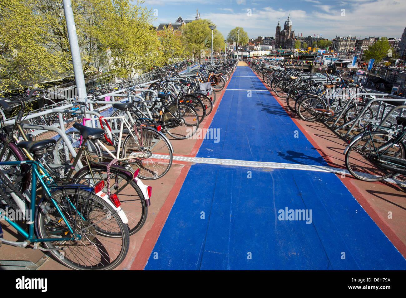 Fahrräder in Fahrradständer in Amsterdam, Niederlande. Ein sehr großer  Prozentsatz der Bevölkerung in diesem flachen, tief liegende Land radeln  Stockfotografie - Alamy