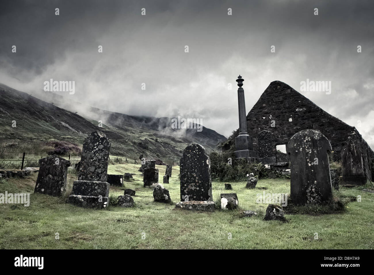 Alter Friedhof im Dorf von Dornie, Schottland Stockfoto