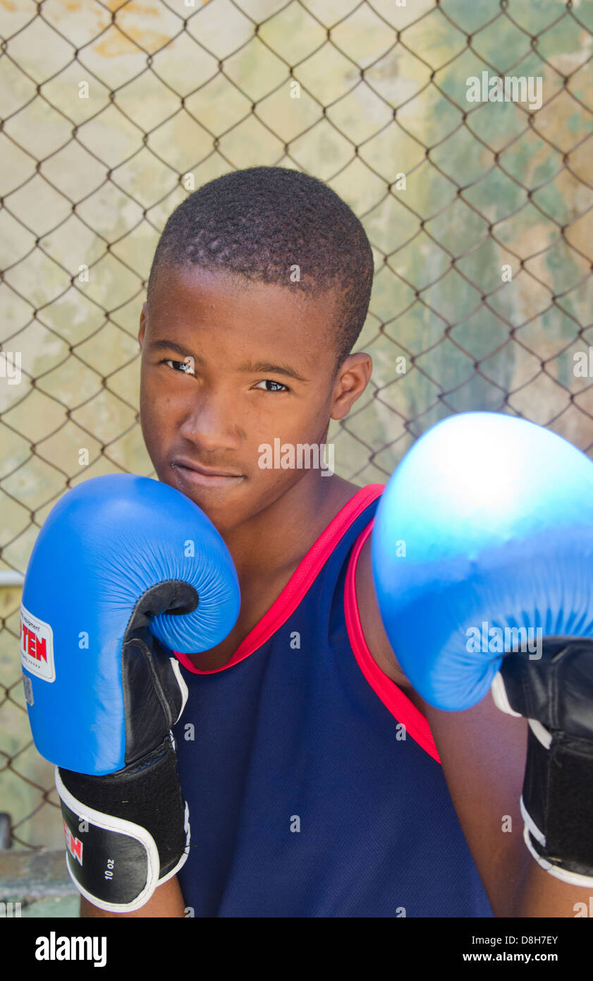 Havanna Kuba junger Boxer im Training mit Handschuhen im Alter von 11 in Turnhalle üben Boxen Stockfoto