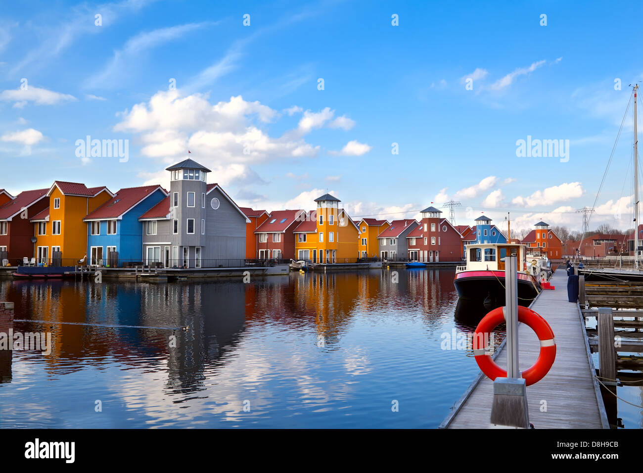 roten Rettungsring am Pier in Reitdiephaven, Groningen, Niederlande Stockfoto