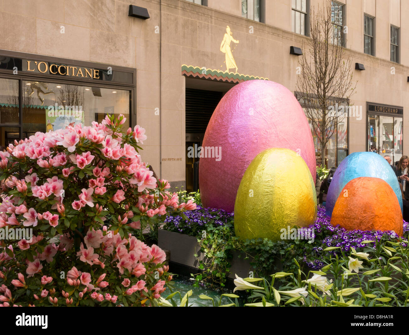 Ostern Urlaub Dekorationen, Riesen Osterei Display, Rockefeller Center Channel Gardens, NYC Stockfoto