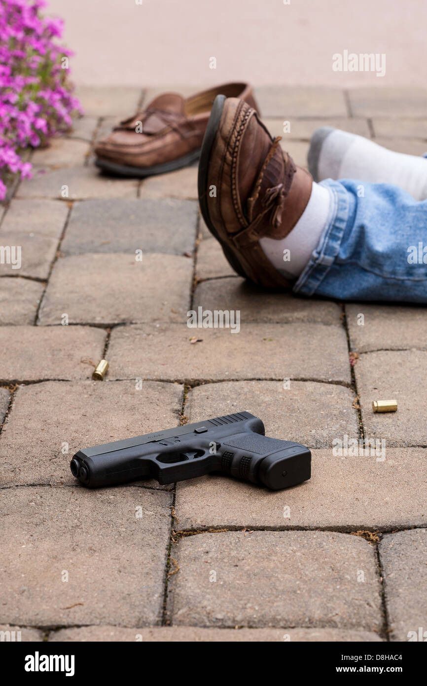 Pistole und Körper bei Mordstätte Stockfoto