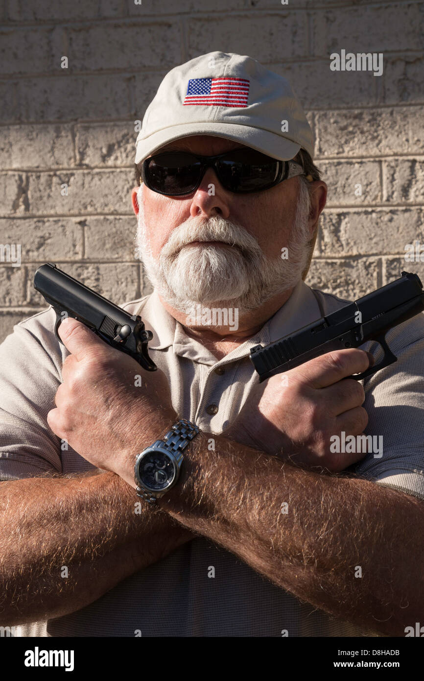 Reifer bärtiger Mann übt seine zweite Änderungsrechte, Waffen, USA zu tragen Stockfoto