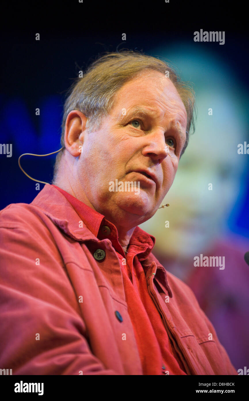 Michael Morpurgo abgebildet auf der Bühne im Gespräch über seine Arbeit bei Hay Festival 2013 Heu auf Wye Powys Wales UK Stockfoto