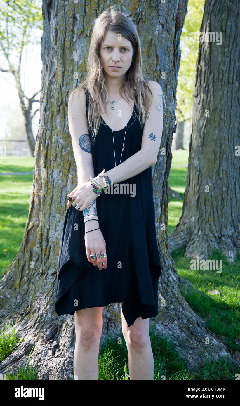 Porträt der jungen Frau mit Tätowierungen stehen im park Stockfoto