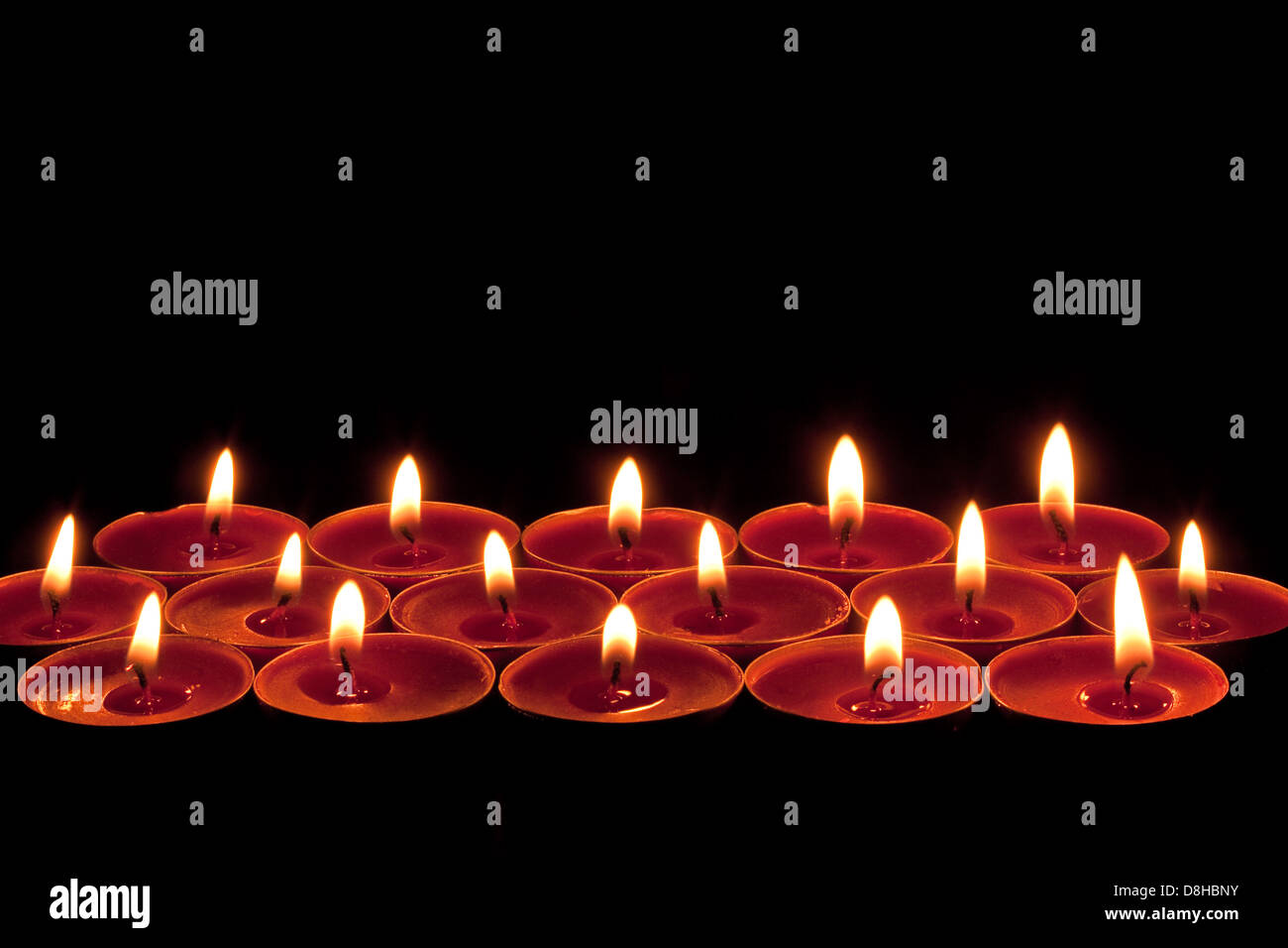 rote Kerzen Einfassung oder Rahmen auf schwarzem Hintergrund Stockfoto